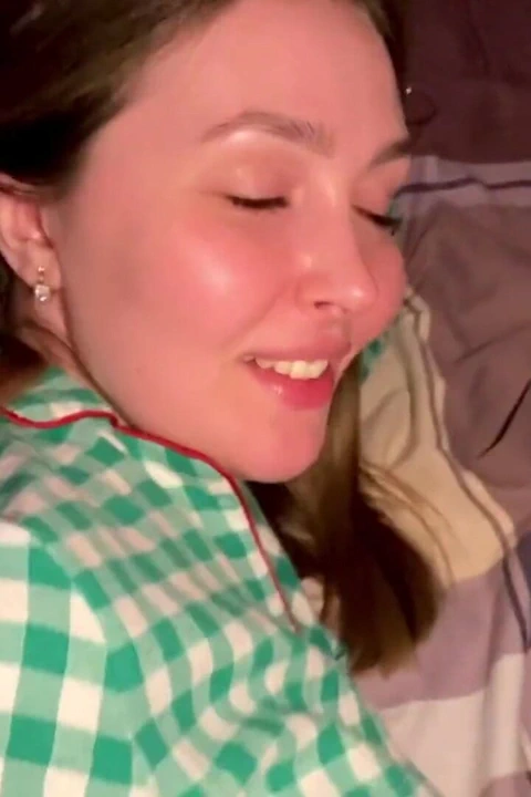 - Sikin götüm için çok büyük, amında daha iyi sikiş!. Üvey oğul üvey annesinin götüne giremedi ve amcığını sikmeye karar verdi!