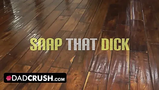 DadCrush - minyon masum kızıl saçlı üvey kız banyoda üvey babasının yarağına şaşırıyor