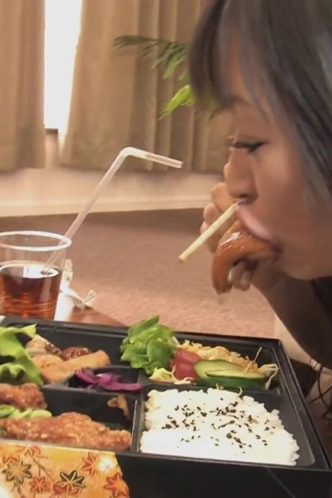 Uzun saçlı güzel Japon kız vibratörle mastürbasyon yapıyor