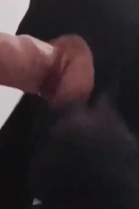 MILF ağzına bir penis alıyor ve iyi bir boşalma atışı yapıyor