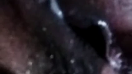 Desi chut se safed safed natural paani nikal raha hai ,, wah kirna testy hai