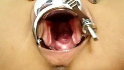 amatör oynar ile bir whopper dildo ve spekulum