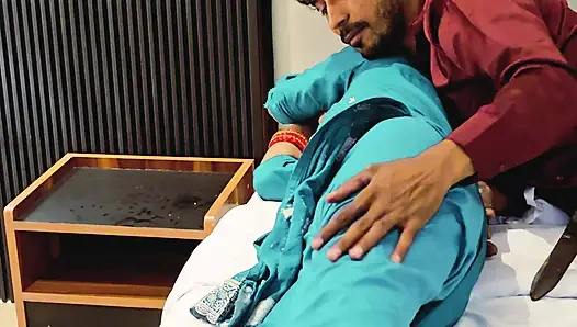 Suit salwar me let rhi kwari jawan chut ki nawely malkin garam kiye bina hi sex karne ki soch rhi h lund khada hogya h chut ko garam kiye bi