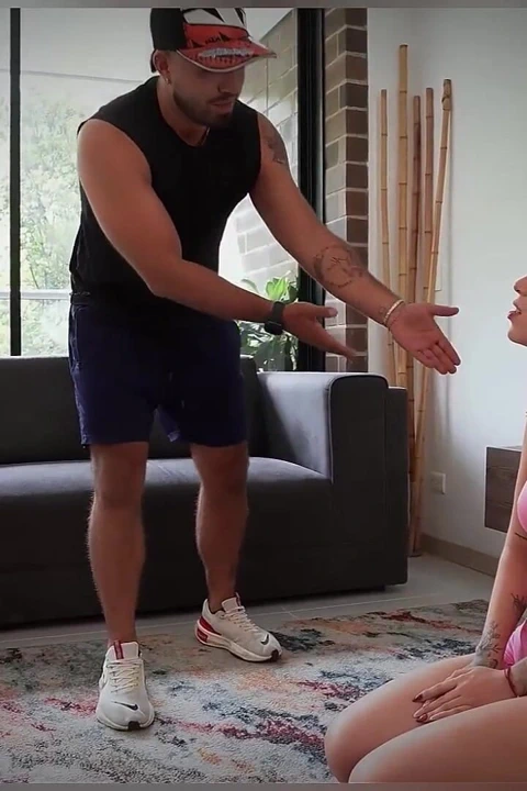 Yakışıklı sarışın, kaslı kişisel antrenörü tarafından sevişilir