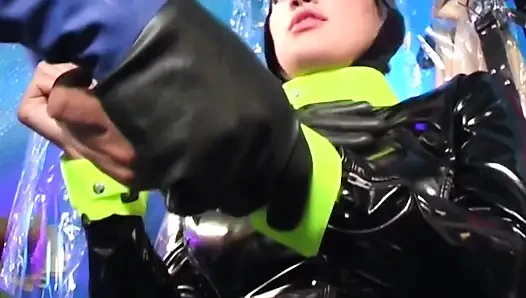 Azgın sürtükler yabancıların üzerlerine boşalmasına izin verir!