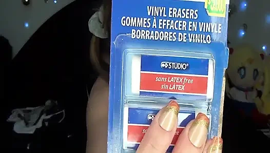 Ateşli üniversiteli kız büyük silgileri yutuyor