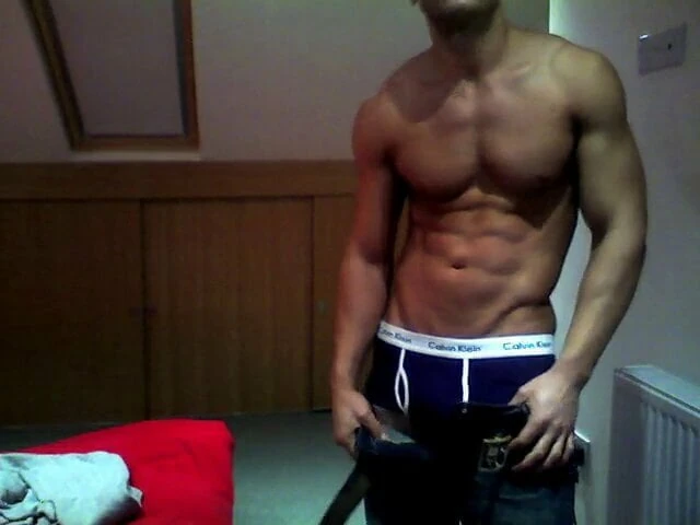 Разорванный тело, Трент раздевается и сгибает его клевки