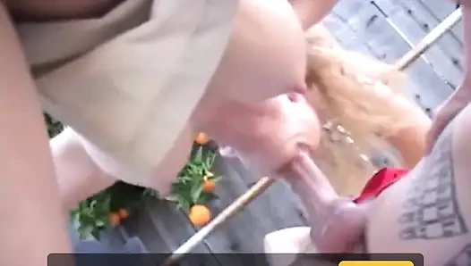 Annie'nin vücudu kanepede göğüsleriyle sikişiyor