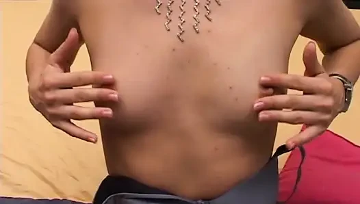 Seksi maskeli bebek yapay penisle oynuyor