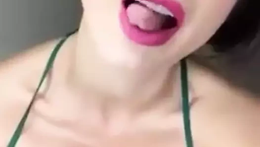 Güzel milf soyunma ve parmak