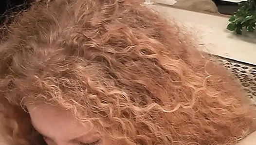 Kızıl saçlı erkek delisi ağzına biraz sıcak boşalmak istiyor!