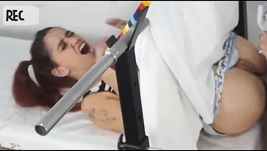 Kız ilk kez jinekologda.