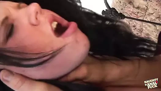 Sevimli esmer genç kız ilk kez gerçekten sert anal sikişe hazır