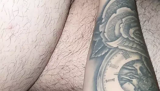 Üvey oğul yatakta elle muamele çekerek üvey annesinin yanından zevk alıyor