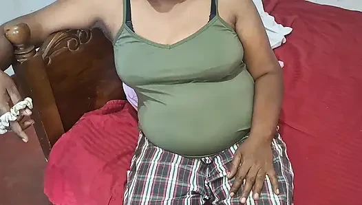 Güzel orta yaşlı seksi kadın minyon vücudunu gösteriyor