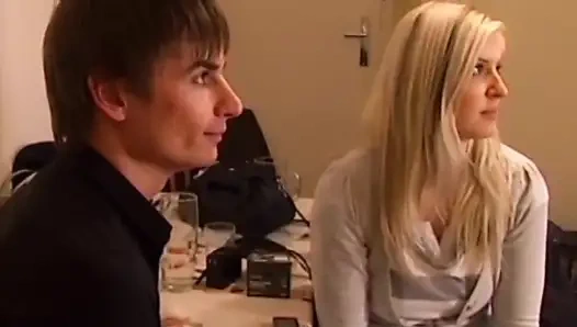 Genç çiftler arasında amatör seks ve ateşli kızlar arasında grup seks hd film