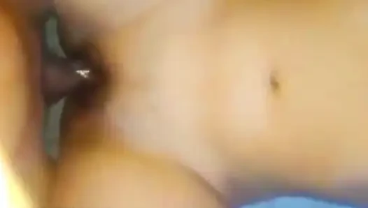 Azgın kız itaatkar bir şekilde büyük bir yarakla sikilmeyi seviyor.