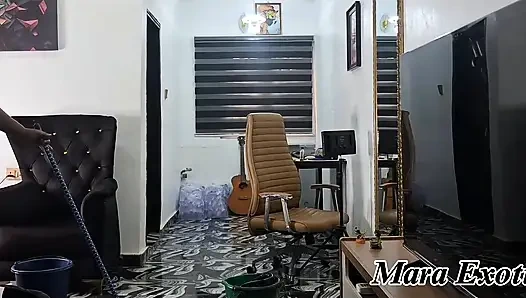 Şişman götlü zenci orta yaşlı seksi kadın çıplak temizliyor