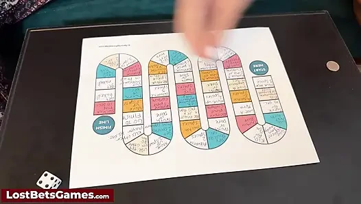 İki seksi sarışın seksi striptiz tahtası oyunu oynuyor