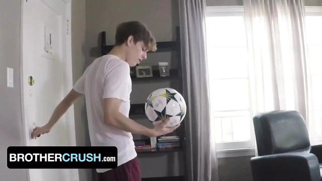 Горячий ебарь снимает напряжение после того, как в футболе убывает и кончает на очко его сводного братца