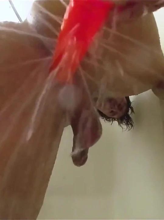 Duşta sprey dildo kullanma