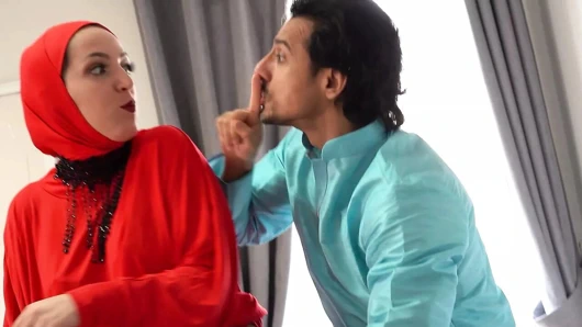 Tesettürlü yaşlı bir adamın Müslüman karısı başka bir genç adam tarafından sikiliyor