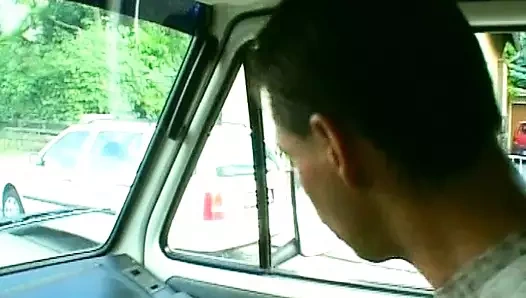 Almanya'dan kalın olgun bayan minibüsün arkasında sert bir yarak emiyor