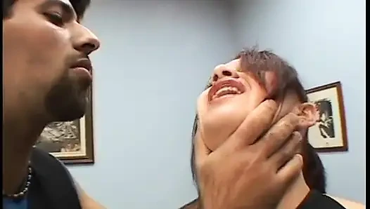 Azgın tatlı kız sıkı deliklerinin tadını çıkarıyor iki büyük direk tarafından çifte sikiliyor
