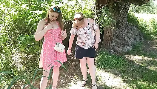 İki kadın kız ve olgun orta yaşlı seksi kadın herkesin içinde yol kenarında işeyen kırmızı külot çıkardı açık havada çiş lezbiyenler öpüşüyor
