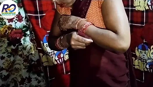 Hintli yenge tamamen çıplak, amını siktiriyor ve götüne arkadan mastürbasyon yapıyor, Hintçe ateşli sari çıkarılıyor ve çıplak