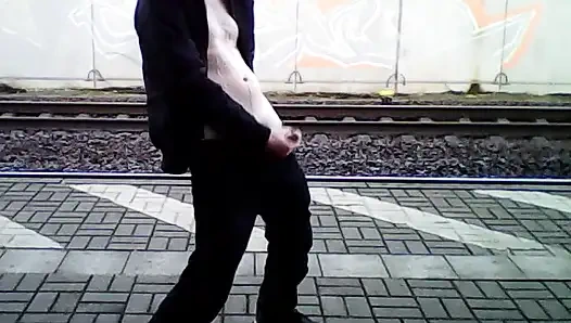 Denis Rose tren istasyonunda mastürbasyon yapıyor