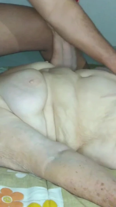 Волнующий момент из "Бабушка Анжела сосет член. с оргазмом в комплекте."