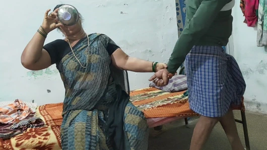 Üvey annemi kahve içerken ve seks yaparken domine ettim.