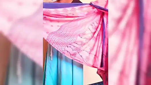 Ammu elbisesi gecelik değiştirip sari büyük memeler ammus göğüslerini gösteriyor