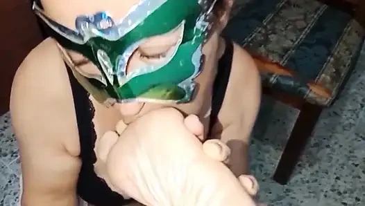 MUTLU BAYAN NINENIN AYAKLARıNı EMIYOR