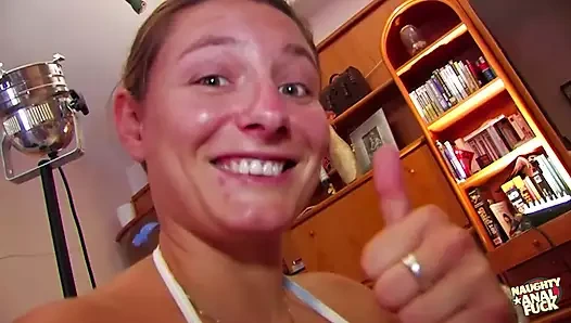 Şehvetli esmer hevesle anal seks için hazırlık yapıyor ve kavunlarına boşalma