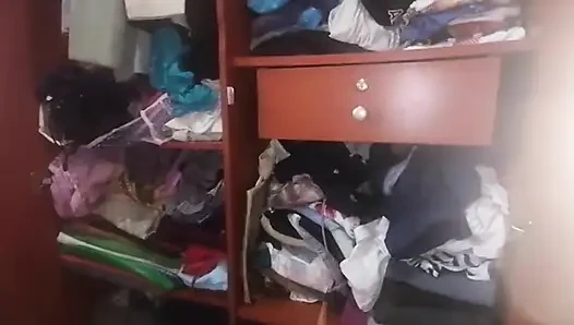 Ep10 Desi üvey anne üvey oğlunun kamerasını buldu ve amcığını görmek için onu soyunuyor amcık gösterisi yatakta yatmaya başlıyor göğüslerini sikiyor