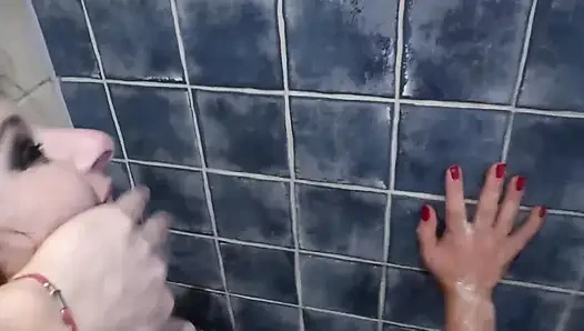 Üvey annem ile banyoda kilitli