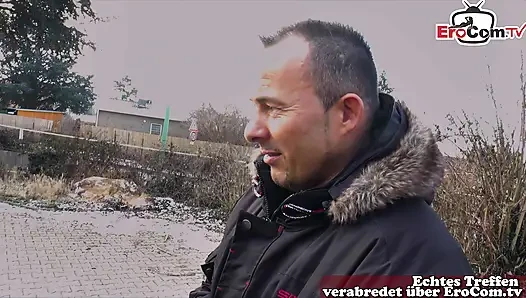 Sokaktan sevişen doğal göğüslü şişman Alman ev hanımı