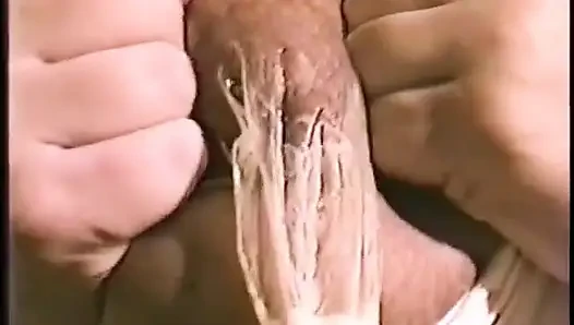 Seksi sürtük erkeklerin yarağının üstüne çıkıyor ve amcığıyla sert ve hızlı sikiyor