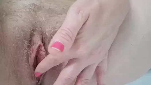 Güzel kız banyoda işiyor