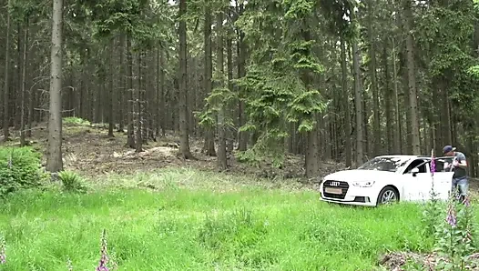 Büyük memeli çarpıcı sarışın açık havada sert sikiliyor