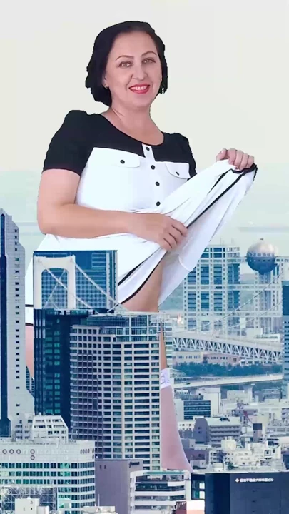 Wow! Külotsuz dev bir bayan şehirde dolaşıyor. King Kong kadar uzun! Dev bir kadının harika gösterisi! 2