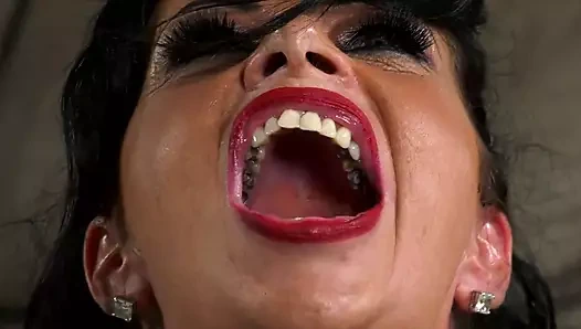 Kompozisyon, büyük memeli kalın sarışın yarağı amına ve ağzına alıyor.