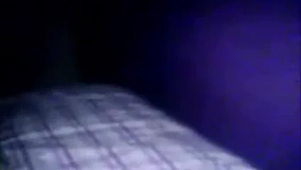 türk sarışın emerken yataktan düşüyor