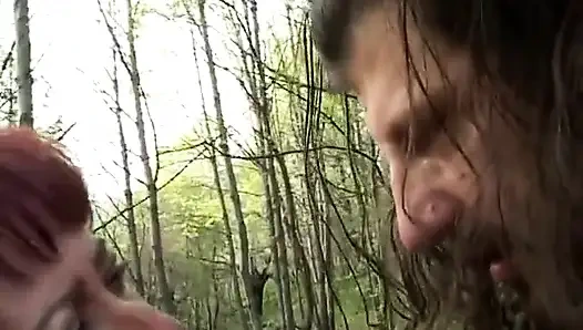 Мама Andrea в парке занимается сексом с молодыми геями