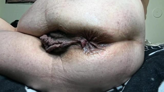 Kalın götte büyük çilekli dildo: derin anal binme ve ıslak eğlence