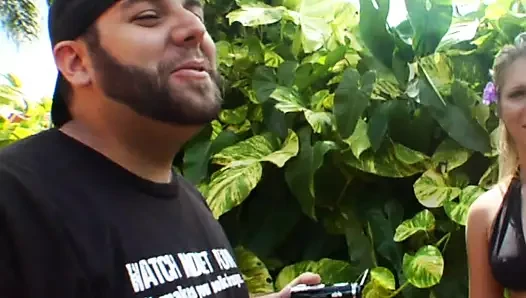Ateşli sarışın komşu açık havada kendini parmaklıyor sonra dildo içeride sikişiyor