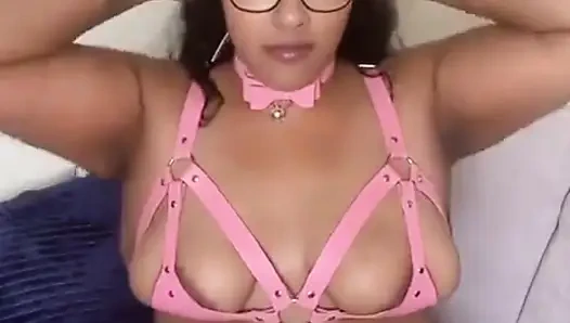 Pembe deri koşum takımındaki seksi iri güzel kadın