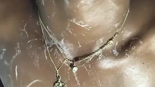 Ateşli zenci genç kız göğüslerine dokunmanın tadını çıkarıyor